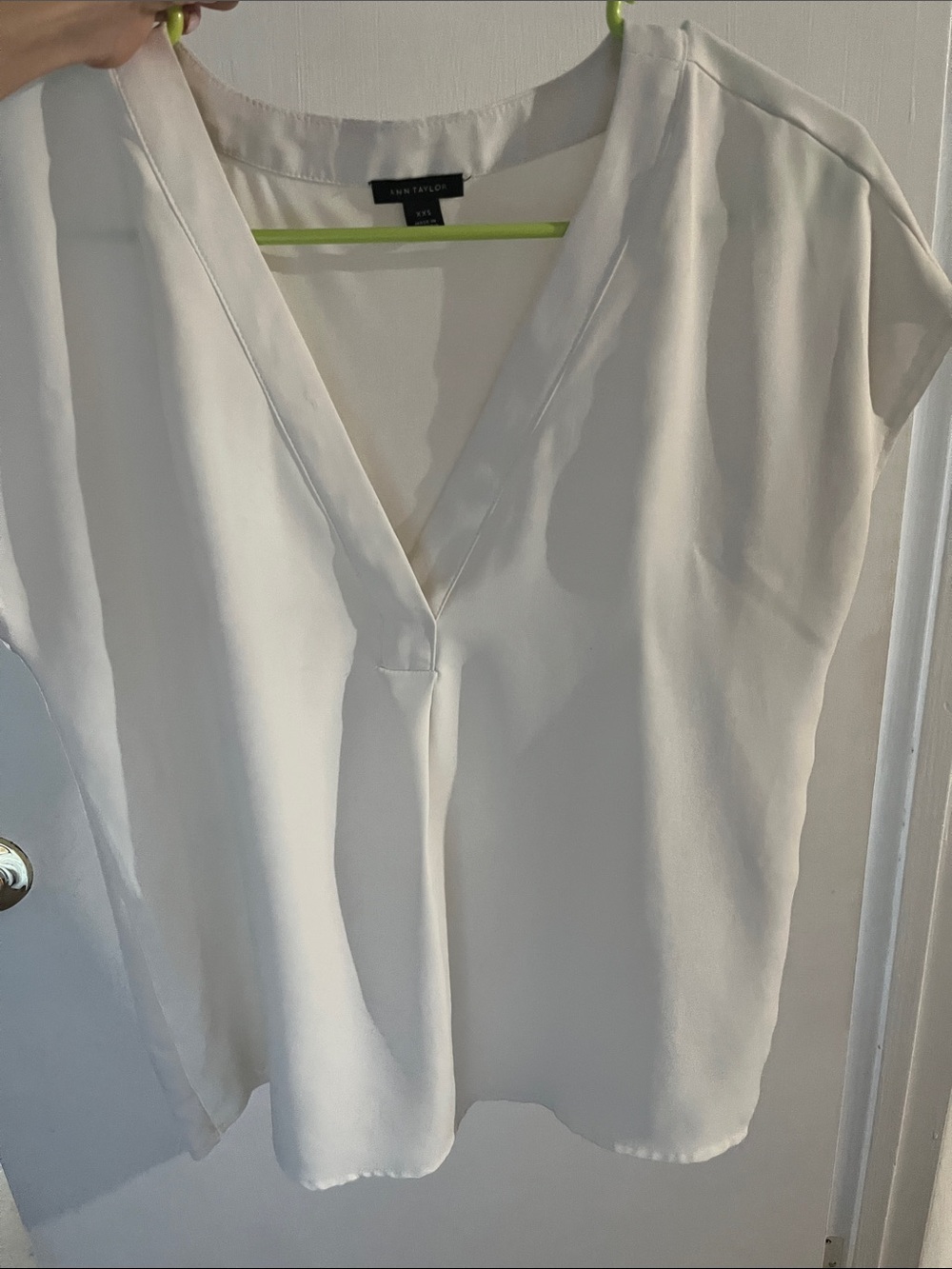 Ann Taylor xxs “winter white” V-Neck Short Sleeve Blouse